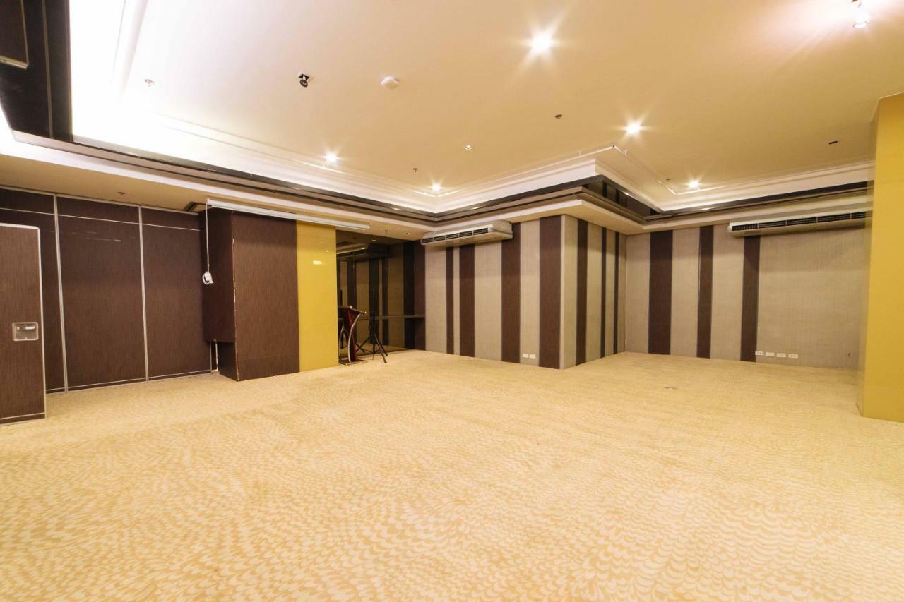 Reddoorz Premium @ West Avenue Quezon City Exterior photo