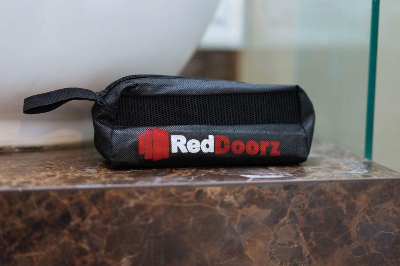 Reddoorz Premium @ West Avenue Quezon City Exterior photo
